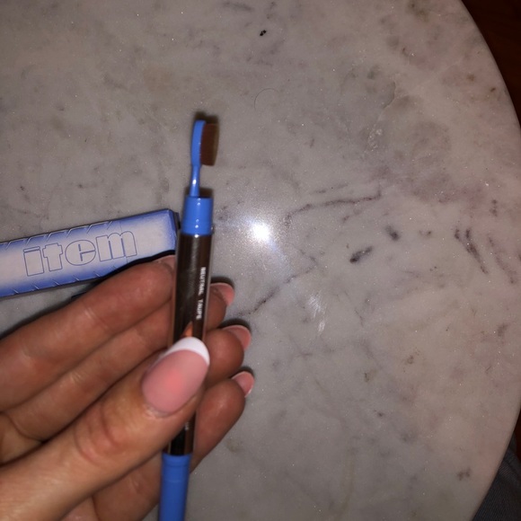 Item Brow Retractable Pencil (different shades) - Picture 3 of 4